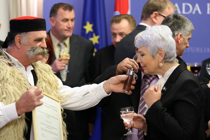Ojkaš Tomo Jagodić i premijerka Jadranka Kosor prilikom uručenja UNESCO-ve povelje za hrvatska dobra nematerijalne kulturne baštine Photo: Jurica Galoic/PIXSELL