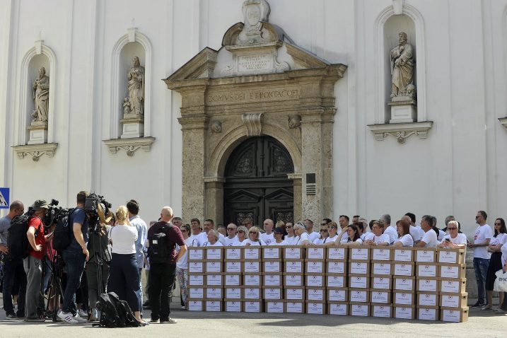 Referendumska inicijativa »67 je previše« u trenutku predaje prikupljenih potpisa / Foto Davor KOVAČEVIĆ