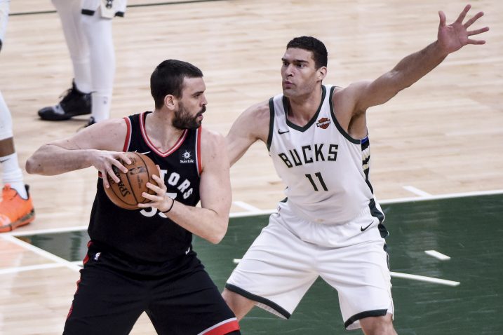 Marc Gasol (Toronto Raptors) i Brook Lopez (Milwaukee Bucks)/Foto REUTERS