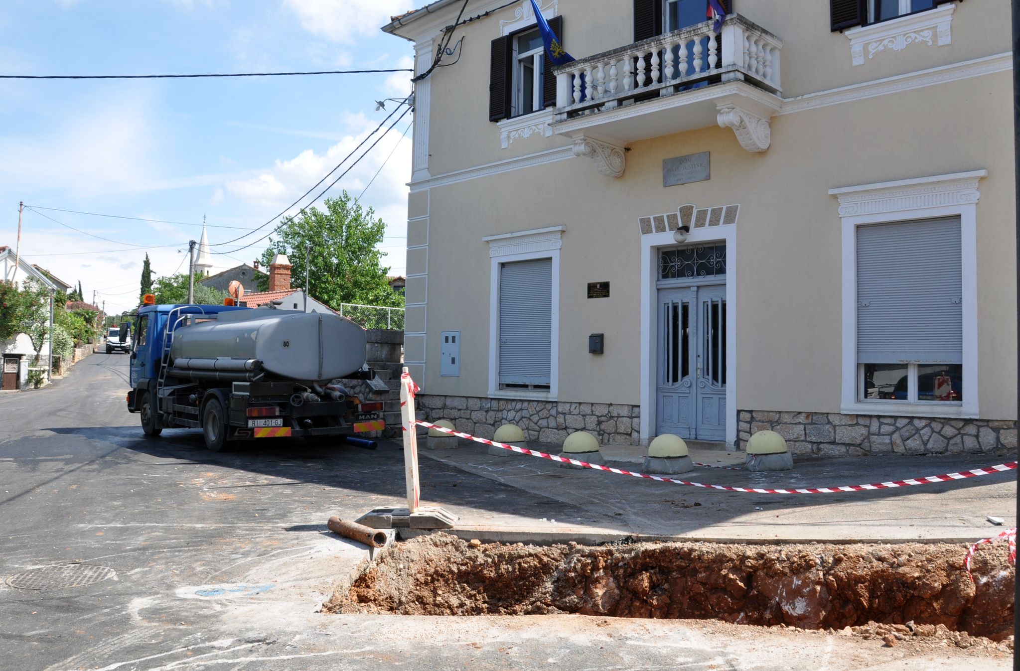 U središtu Svetog Vida jučer je mještanima na raspolaganju bila kamionska cisterna / Snimio Mladen TRINAJSTIĆ