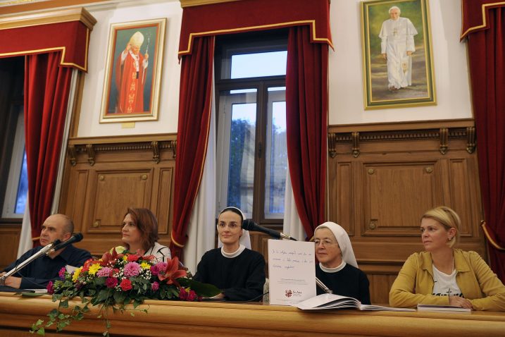 Bruno Lončarić, Irena Hrvatin, s. Veronika Popić, s. Suzana Samardžić i Laura Pavičić  / Snimio Roni BRMALJ