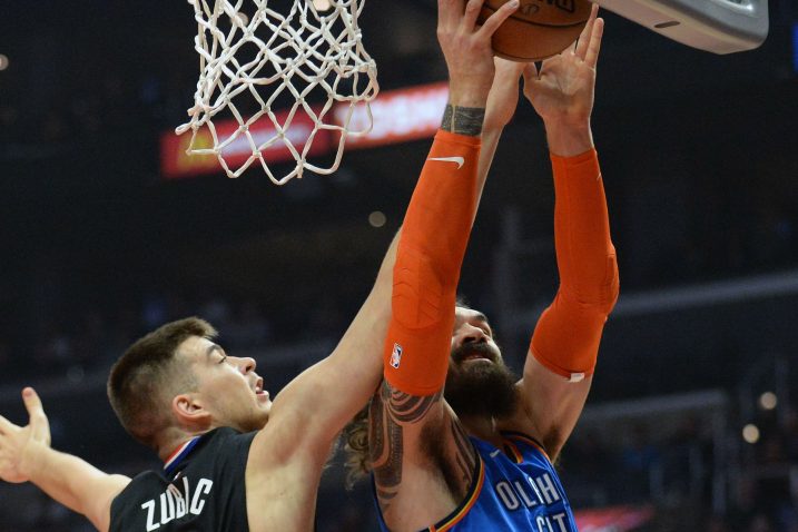 Ivica Zubac (LA Clippers) i Steven Adams (Oklahoma City Thundera)/Foto REUTERS