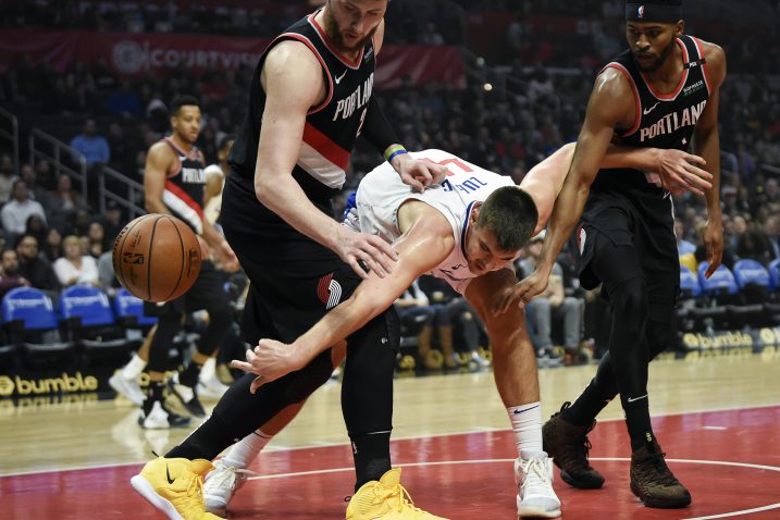 Ivica Zubac (LA Clippers) između Jusufa Nurkića i Mauricea Harklessa (Portland Trail Blazers)/Foto REUTERS