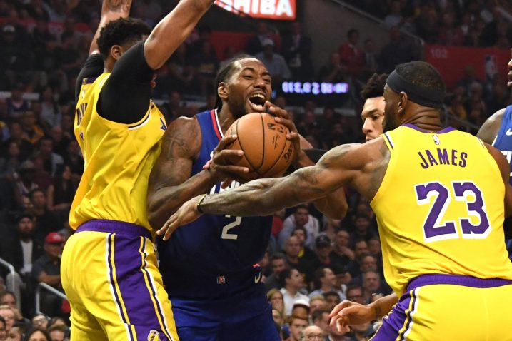 Kawhi Leonard (LA Clippers) između Anthonyja Davisa i LeBron James (LA Lakers)/Foto REUTERS