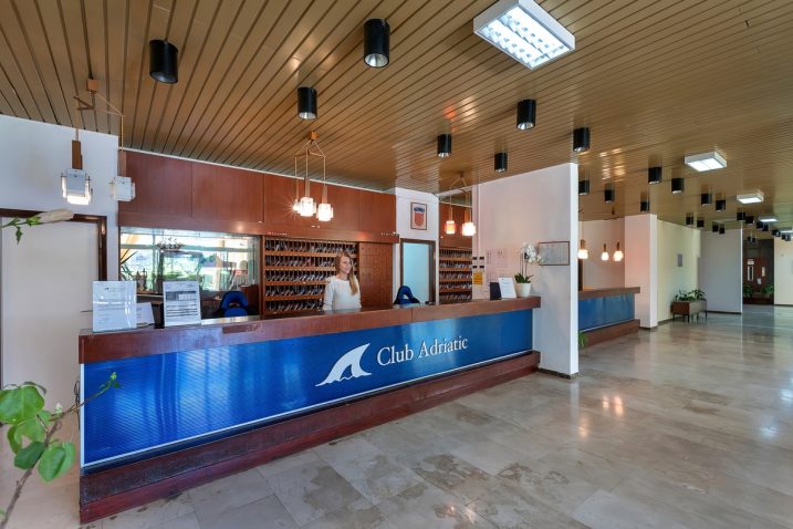 Club Adriatic posluje u sastavu crikveničke hotelske Grupe Jadran