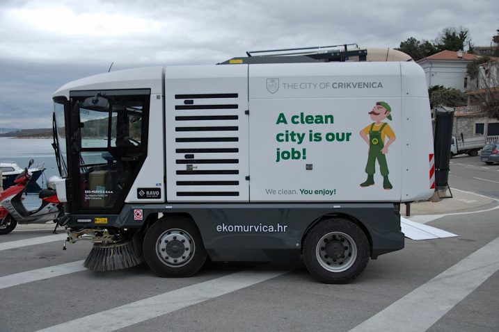 Hidraulika čistilici omogućuje uspinjanje preko rubnjaka i manjih denivelacija terena / Snimila Nataša CAR