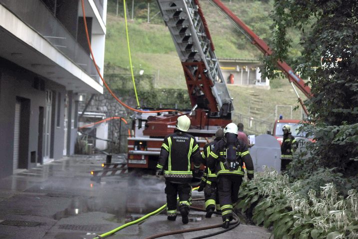 Požar u bolnici planuo je oko 16 sati. Vatra je izbilana muškom odjelu / Snimio Roni BRMALJ
