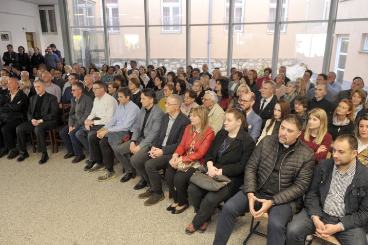 Prepun hol na predstavljanju zbornika / Snimio Vedran KARUZA