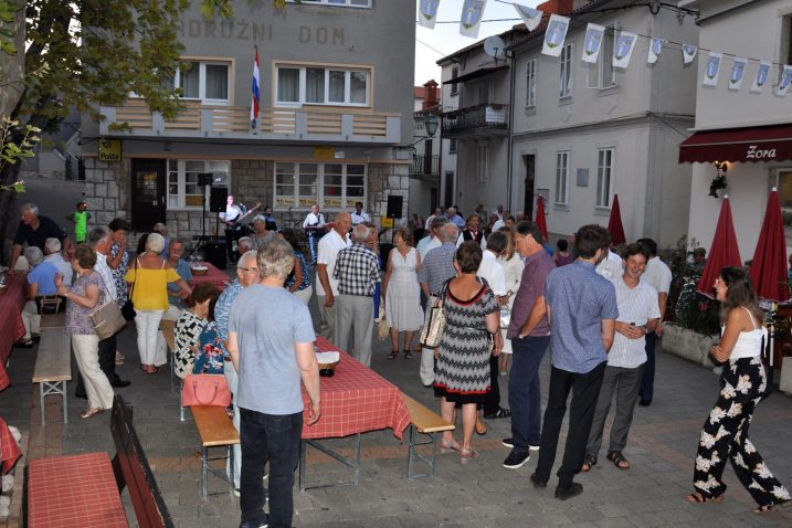 Dobrinjska Placa bila je mjesto održavanja susreta krčkih iseljenika / Foto M. TRINAJSTIĆ