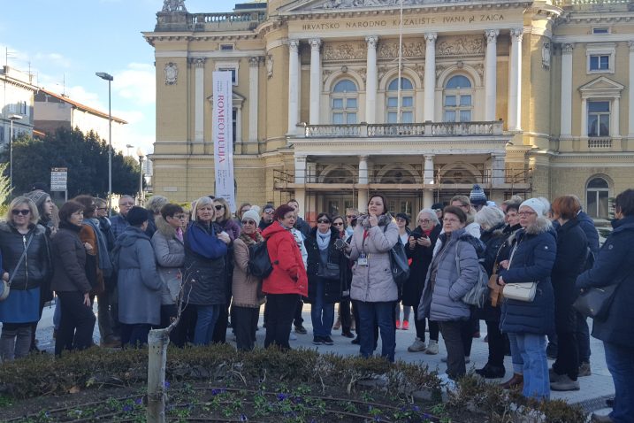 Skupina zainteresiranih građana pred zgradom riječkog kazališta / Snimila Ines MICULINIĆ