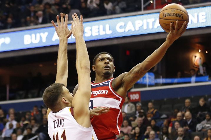 Bradley Beal (Washington Wizards) i  Ante Žižić (Cleveland Cavaliers)/Foto REUTERS