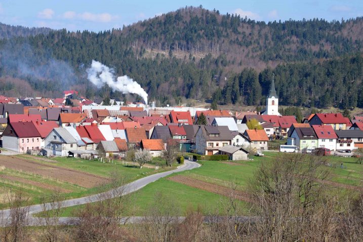 Vodena para iz poduzeća Energy Pellets smeta mnogima koji žive na tom području / Snimio Marinko KRMPOTIĆ