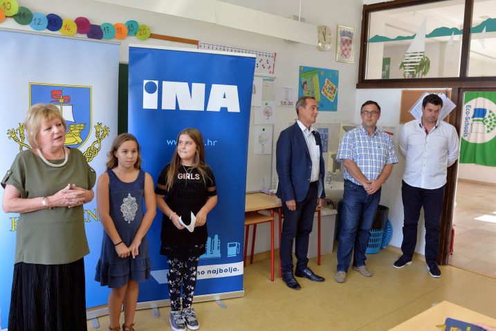 Službena predaja donacije u školi / Snimio Damir ŠKOMRLJ