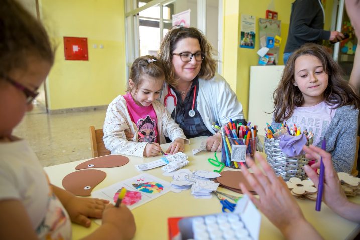 Likovna radionica događala se pod budnom paskom i manjim sugestijama  odraslih