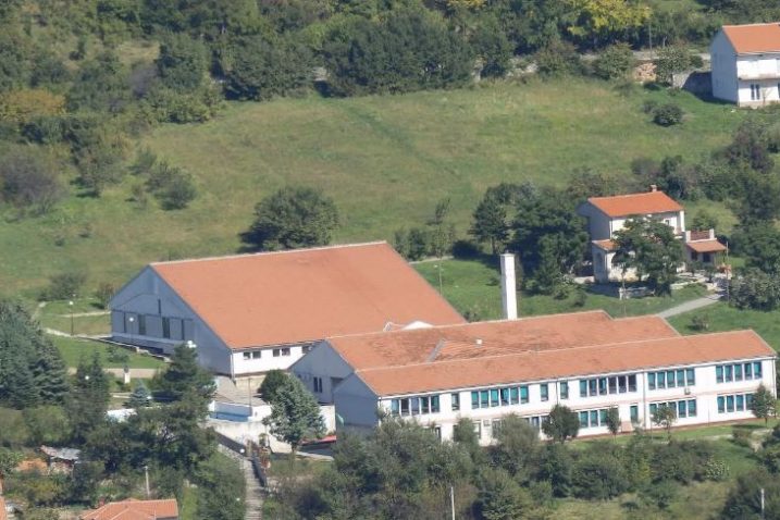 Sadašnja zgrada u kojoj djeluju škola i vrtić u Bribiru nalazi se na aktivnom klizištu što predstavlja opasnost za djecu