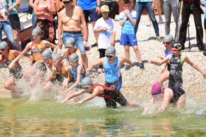 DJEČJI TRIATLON - Mališani skaču u more u Mošćeničkoj Dragi / Snimio Marin ANIČIĆ