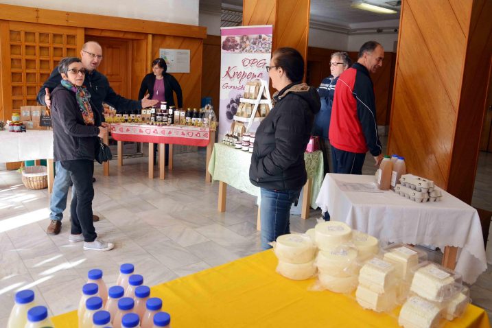 Prodajna mjesta zelene tržnice privlače sve veću pažnju u Ravnoj Gori, Mrkoplju i Fužinama / Snimio Marinko KRMPOTIĆ