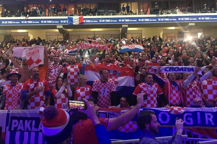 Hrvatske tenisače u Lilleu je bodrilo oko dvije tisuće navijača/Foto Z. HORVAT