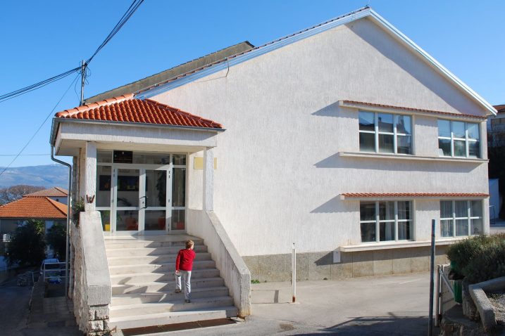 Područna škola Vrbnik do sad je u prilagođenom prostoru prizemlja »glumila« i vrtić / Snimio Mladen TRINAJSTIĆ
