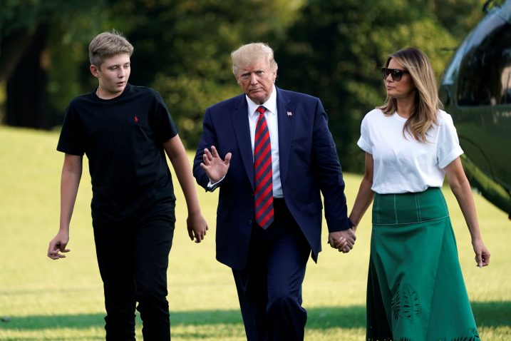 Donald Trump sa sinom Barronom i suprugom Melanijom / REUTERS
