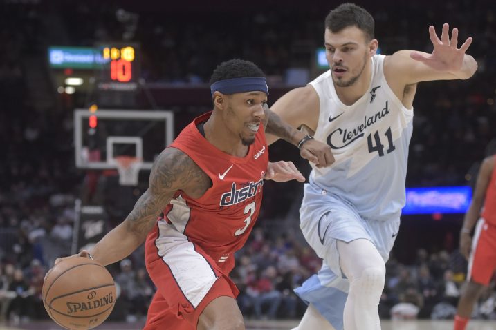 Bradley Beal (Washington) i Ante Žižić (Cleveland Cavaliers)/Foto REUTERS