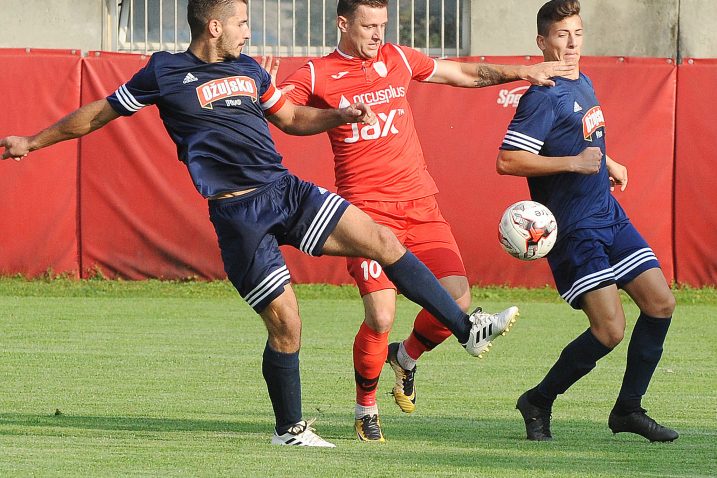 Dražen Pilčić u sendviču igrača Otočca/S. DRECHSLER