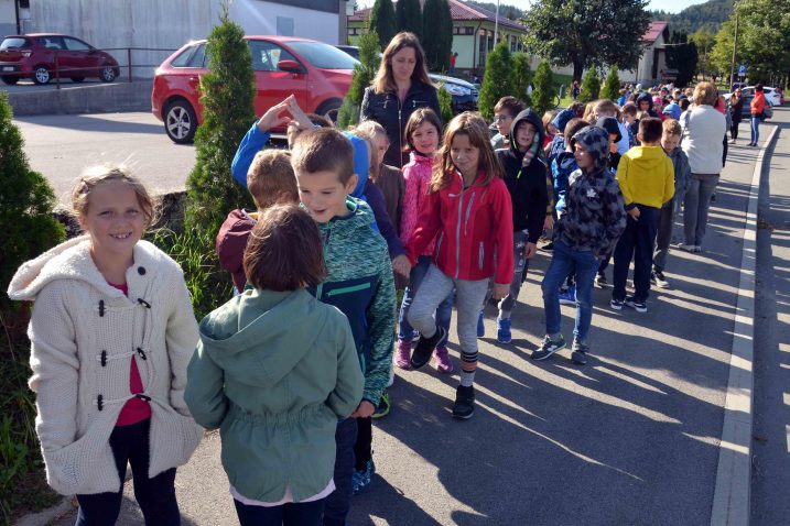 Stotinjak delničkih osnovaca jučer sudjelovalo u EU Tjednu mobilnosti / Foto M. KRMPOTIĆ