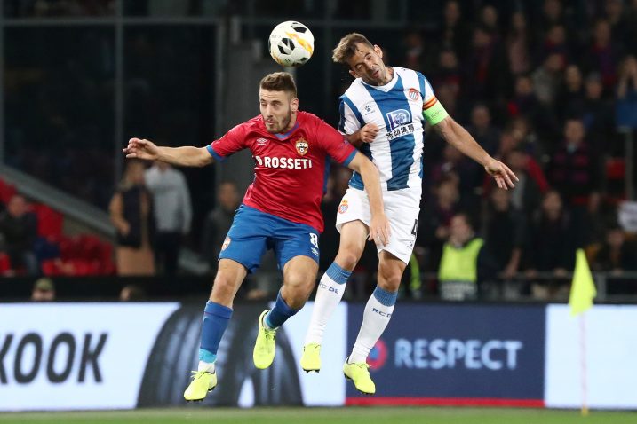 Nikola Vlašić (CSKA) i Victor Sanchez (Espanyol)/Foto REUTERS