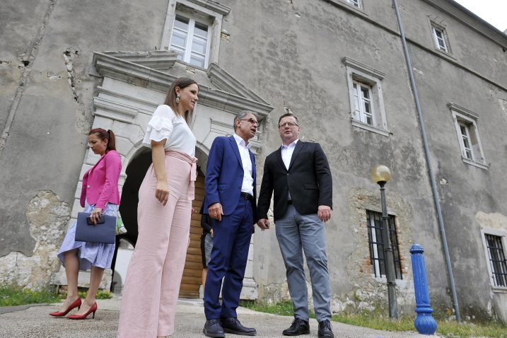 Ministar turizma Gari Cappelli s domaćinima u obilasku Dvorca Frankopan / Snimio Roni BRMALJ
