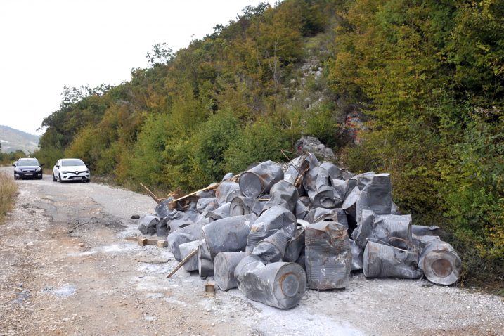 Kišica koja padne sadržaj ovih bačava može pretvoriti u zapaljivu i eksplozivnu smjesu acetilena i zraka / Snimio Vedran KARUZA