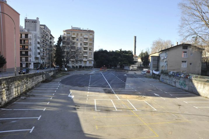 Parkiralište će »trajati« dok ne stigne građevinska dozvola / Snimio Sergej DRECHSLLER