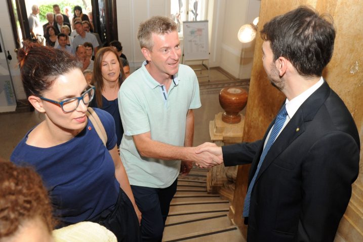 Glavni urednik Novog lista Anto Ravlić pozdravlja se s konzulom Paolom Palminterijem /  Snimio Marko GRACIN