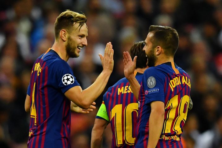 Ivan Rakitić prima čestitke za prekrasan pogodak/Foto REUTERS