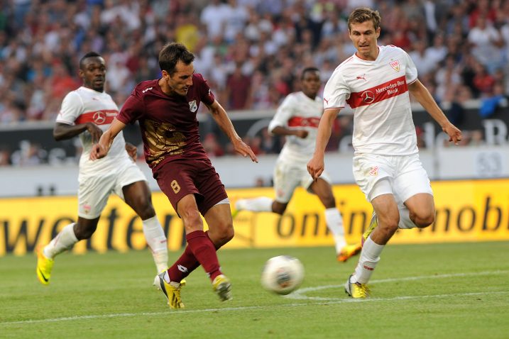 Mujanović zabija povijesni gol Stuttgartu  Foto: Damir ŠKOMRLJ