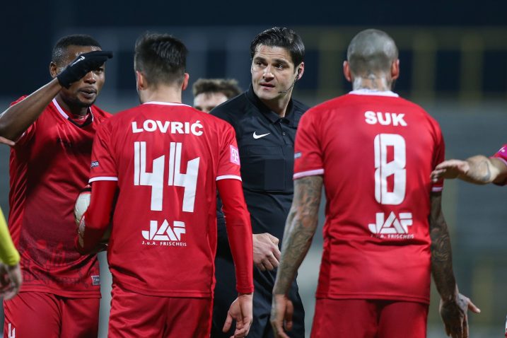 Sudac Dalibor Mlakar između igrača Gorice Kristijana Lovrića i Joey Suka/ L. STANZL/PIXSELL