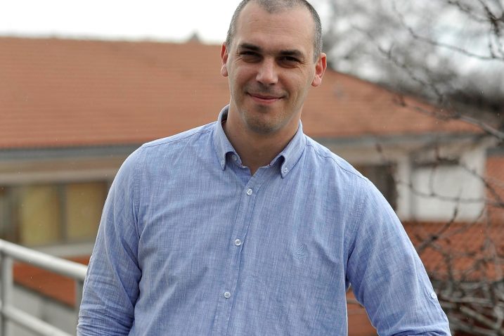 U prometnoj nesreći uništio službeno vozilo KD-a Kostrena te se  udaljio s mjesta nesreće – Tomislav Matić / Snimio Damir ŠKOMRLJ