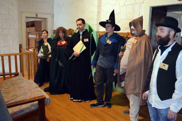 Nekoliko sudionika igre u sklopu prve Škole magije za odrasle u dvorcu u Staroj Sušici / Snimio Marinko KRMPOTIĆ