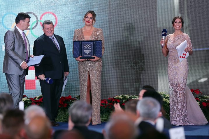 Sandra Perković preuzima nagradu / Foto Goran Stanzl/PIXSELL