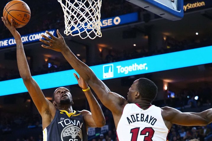 Kevin Durant (Golden State Warriors) i  Bam Adebayo (Miami Heat)/Foto REUTERS