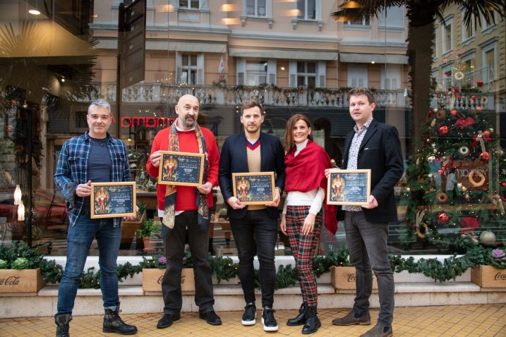 Denis Laginja, Vilim Luksetić, Ivan Bošnjak, Suzi Petričić i Ivan Sarajlić ispred najljepšeg adventskog izloga / Foto Luigi Opatija