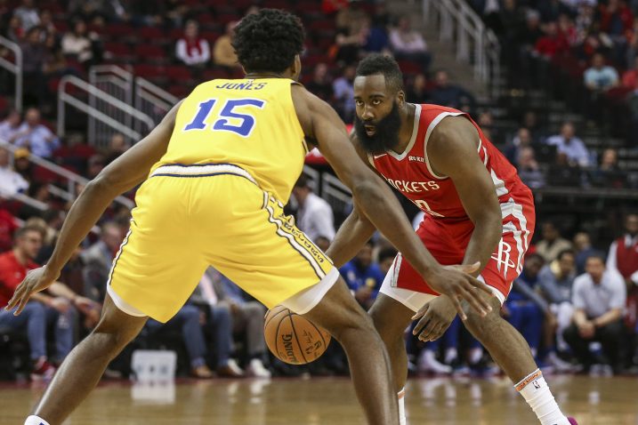 James Harden (Houston Rockets) i Damian Jones (Golden State Warriors)/Foto REUTERS
