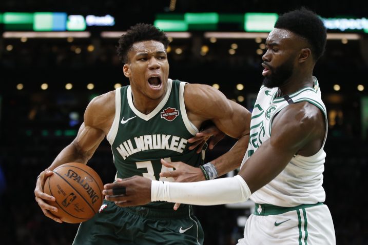 Giannis Antetokounmpo (Milwaukee Bucks) i Jaylen Brown (Boston Celtics)/Foto REUTERS