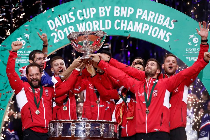 Hrvatski tenisači s pobjedničkim trofejom u Lilleu/Foto REUTERS