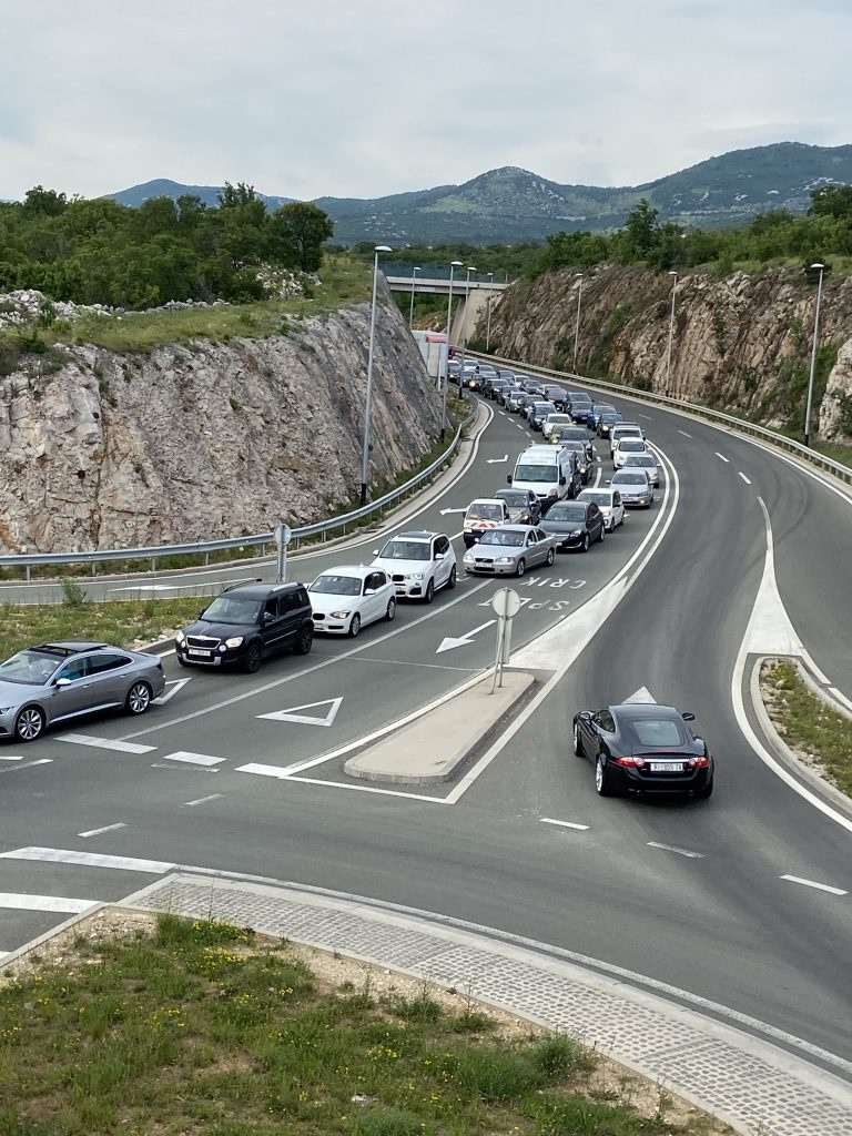 Gužva na cesti za Krčki most / Snimio čitatelj