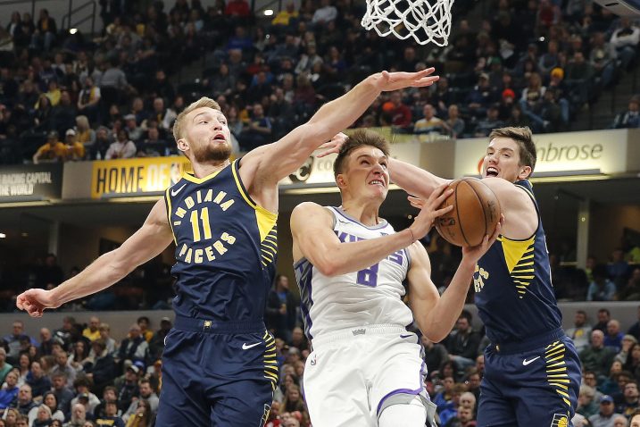 Bogdan Bogdanović (Sacramento Kings) između Douga McDermotta i Domantas Sabonis (Indiana)/Foto REUTERS