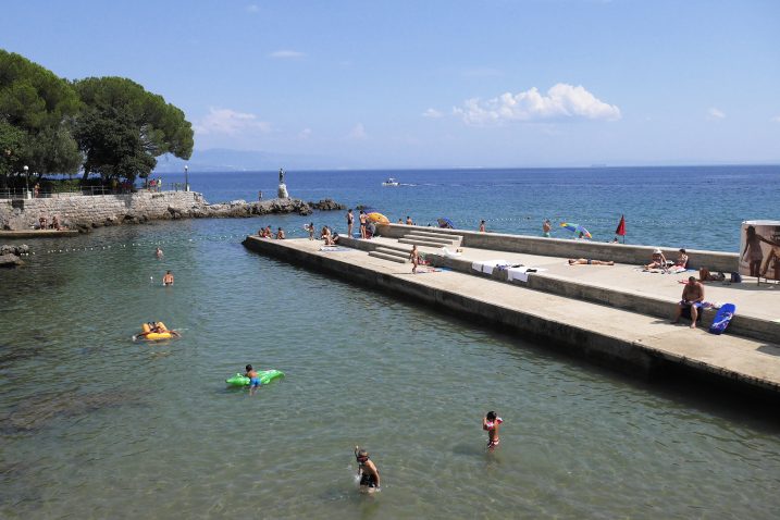 Zagađeni dio plaže Slatina / Snimio Marin ANIČIĆ