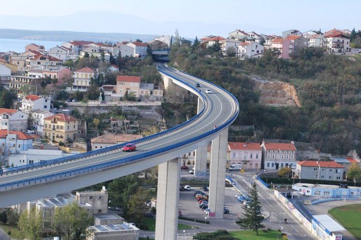 Nova garaža s bazenom na krovu gotovo bi visinom dosegla vijadukt nad Dubračinom / Foto arhiv