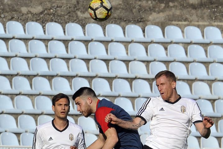 Dino Đukadin (Novigrad) i Mateo Bertoša (Opatija) u zračnom duelu/R. BRMALJ