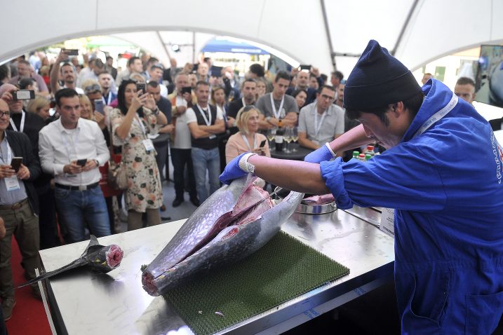 Ogromno zanimanje bilo je za »nastup« japanskog tuna majstora / Snimio Roni BRMALJ