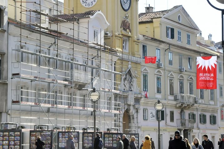 Skela na zgradi u čije prizemlje uskoro useljava Müller / Snimio Sergej Drechsler